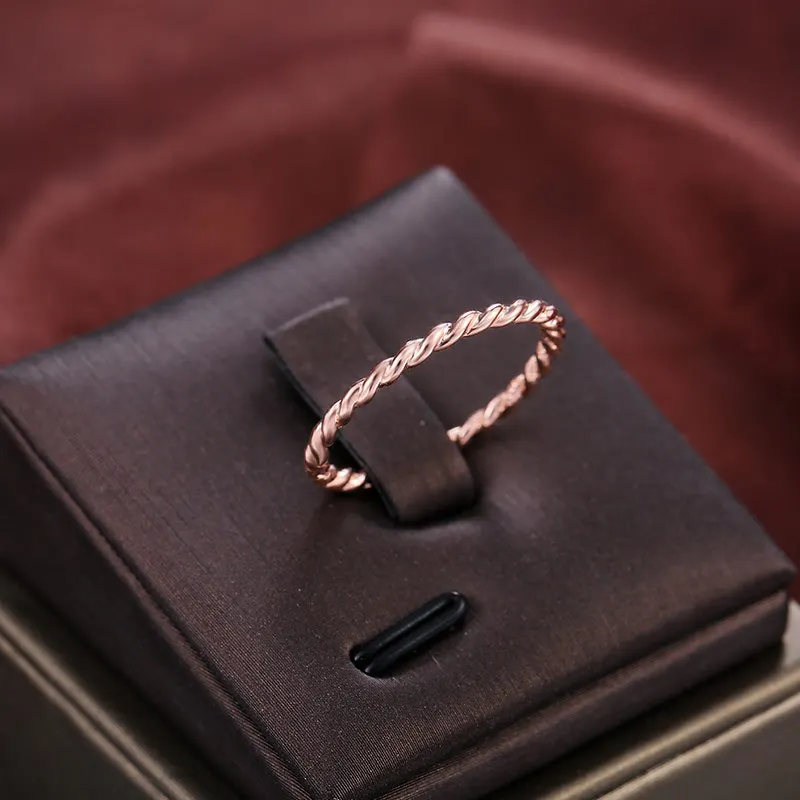 

BAOSHINA Simple Cute Ring For Girl Elegant Twist Christmas Present For Best Friend Birthday Surprise Ring Geometric Shape Design