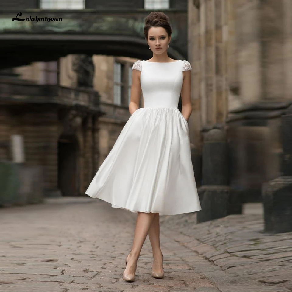 Короткое атласное свадебное платье с открытой спиной карманами и короткими