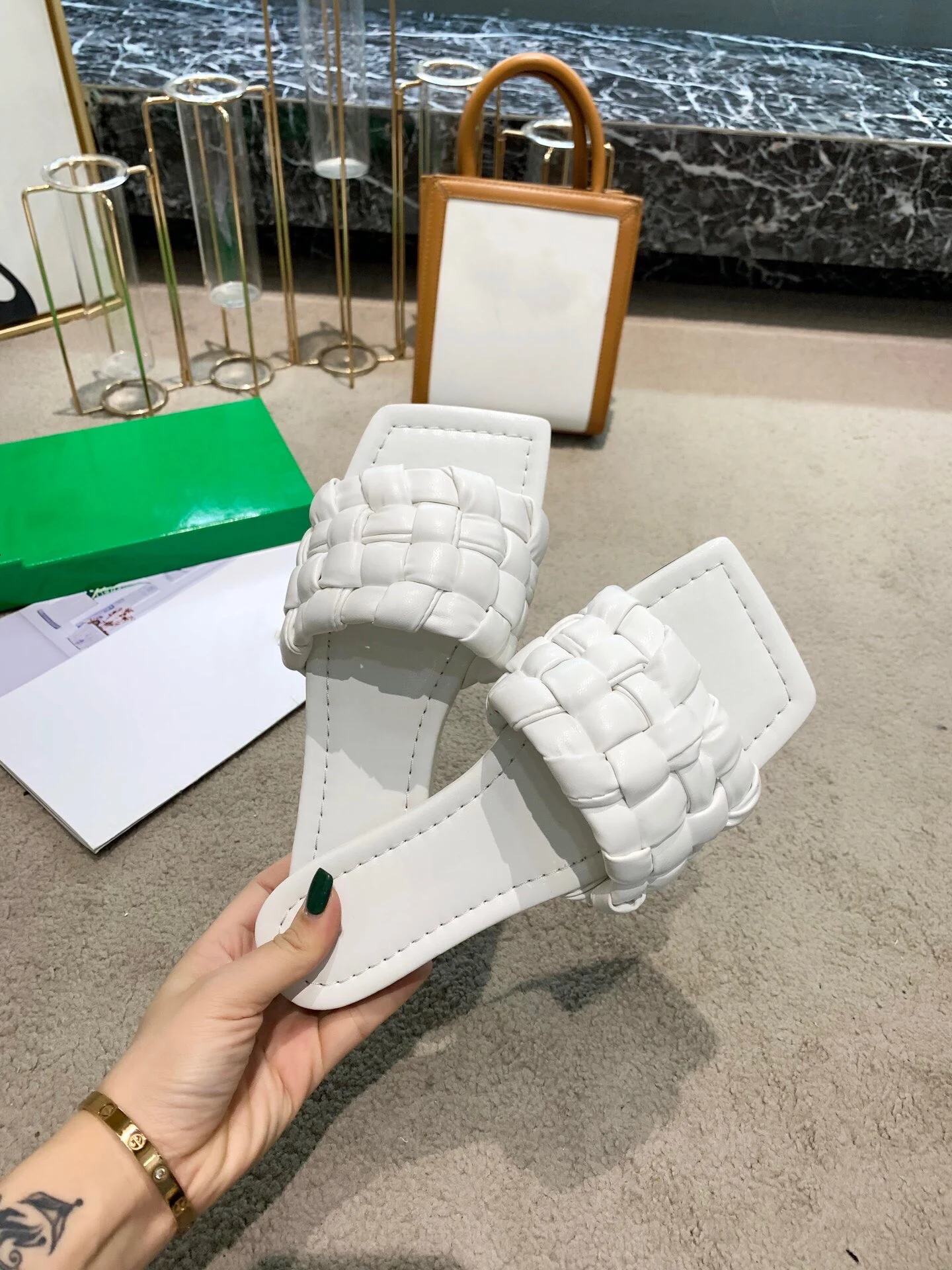 

2021 New High Quality Genuine Leather Ladies Sandals Fashion Brand Flat Shoes Ladies Slippers Luxury Designer Brand Slippers