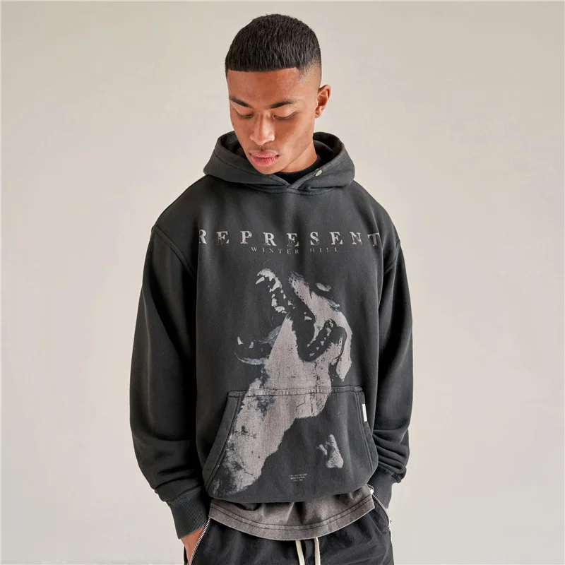 

Черная толстовка с капюшоном и принтом голодного волка