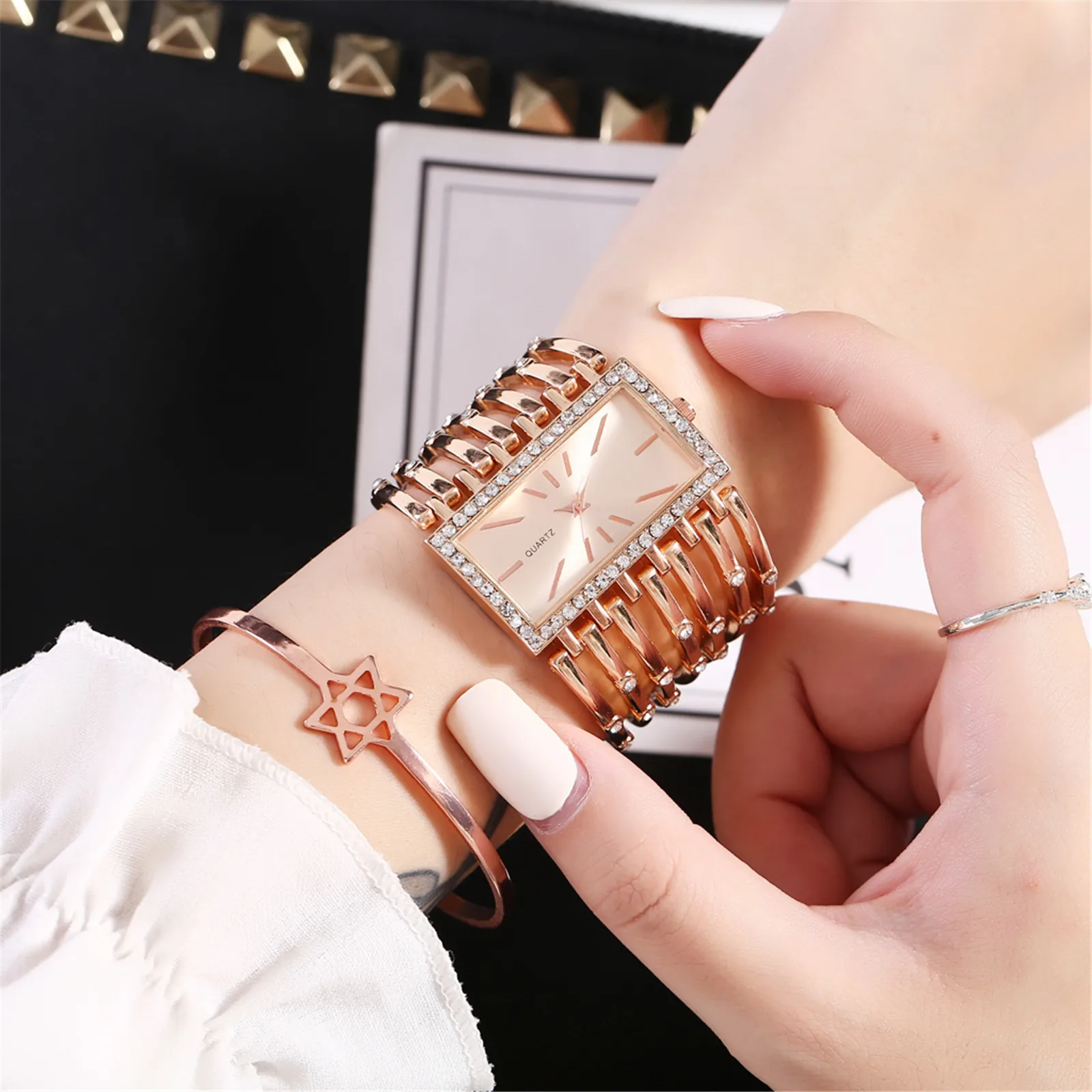 

2021 New Casual Quartz Stainless Steel Band Women Flower Rhinestone Watch Tricolor Temperament Ladies Wrist Watch