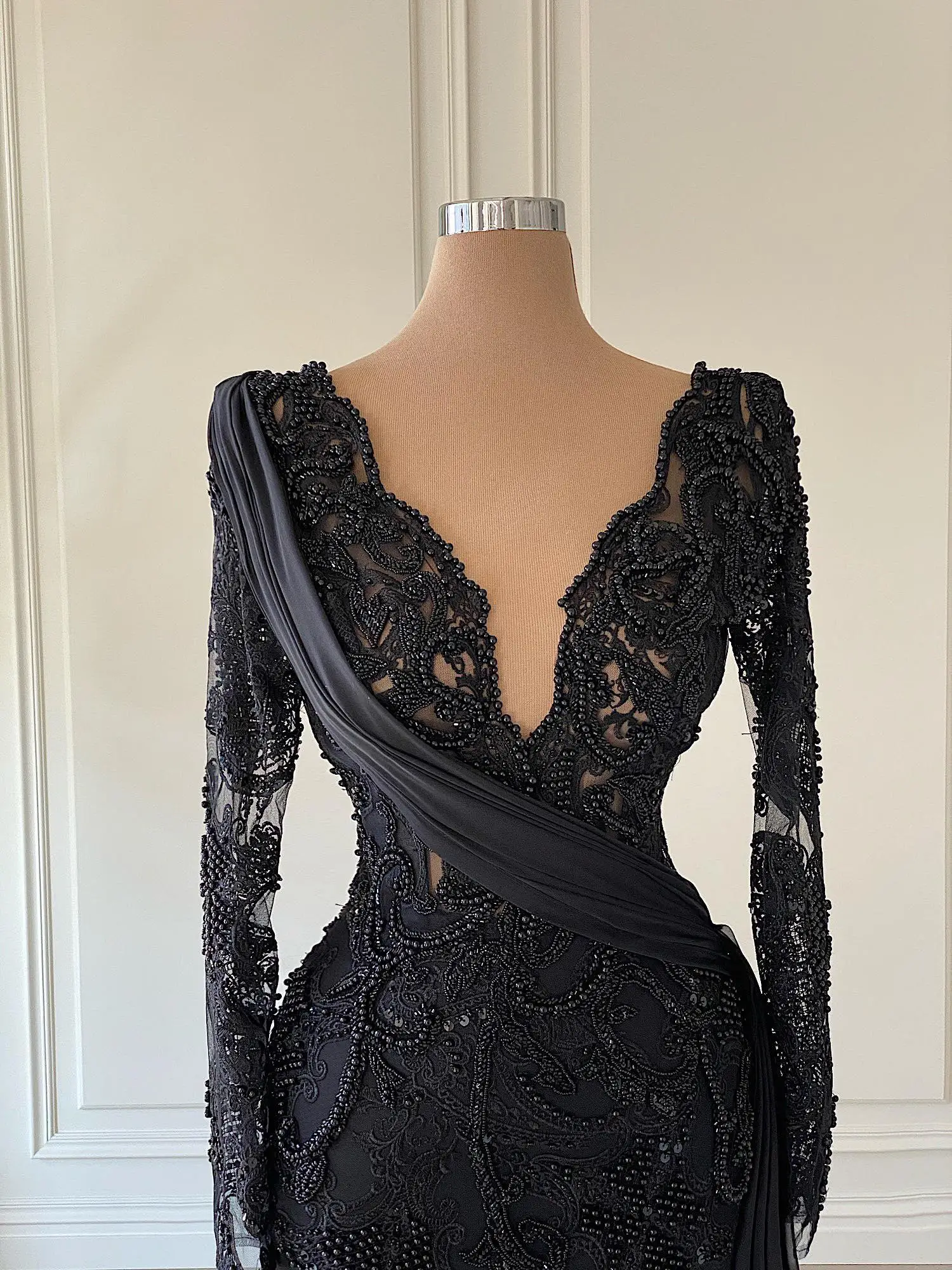 African Black Luxurious Mermaid Beaded Prom Dresses Sheer V Neck Evening Gowns Long Sleeves Appliqued Formal Party Dress