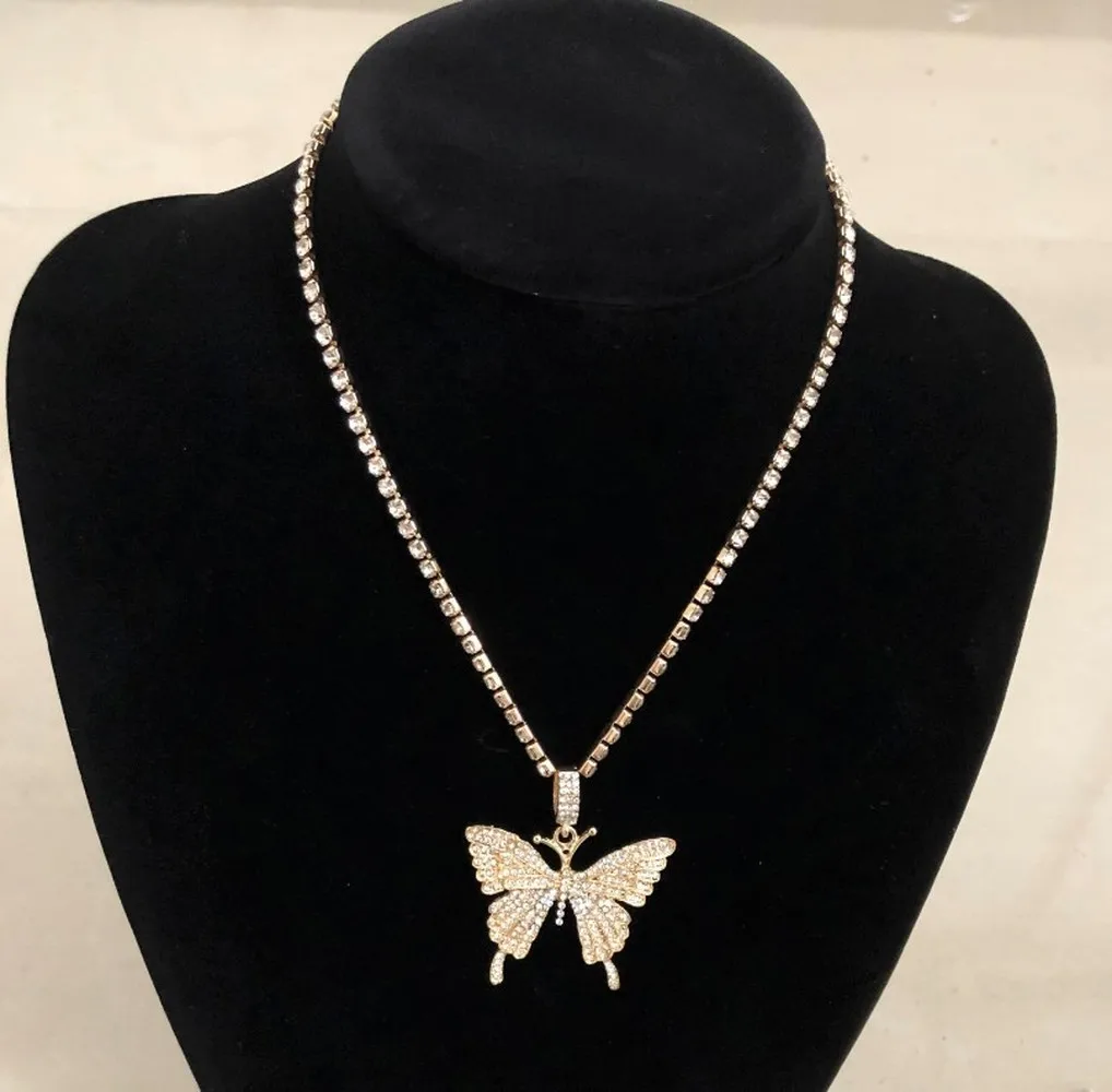 В богемном стиле розового и белого цвета с украшением в виде кристаллов большие