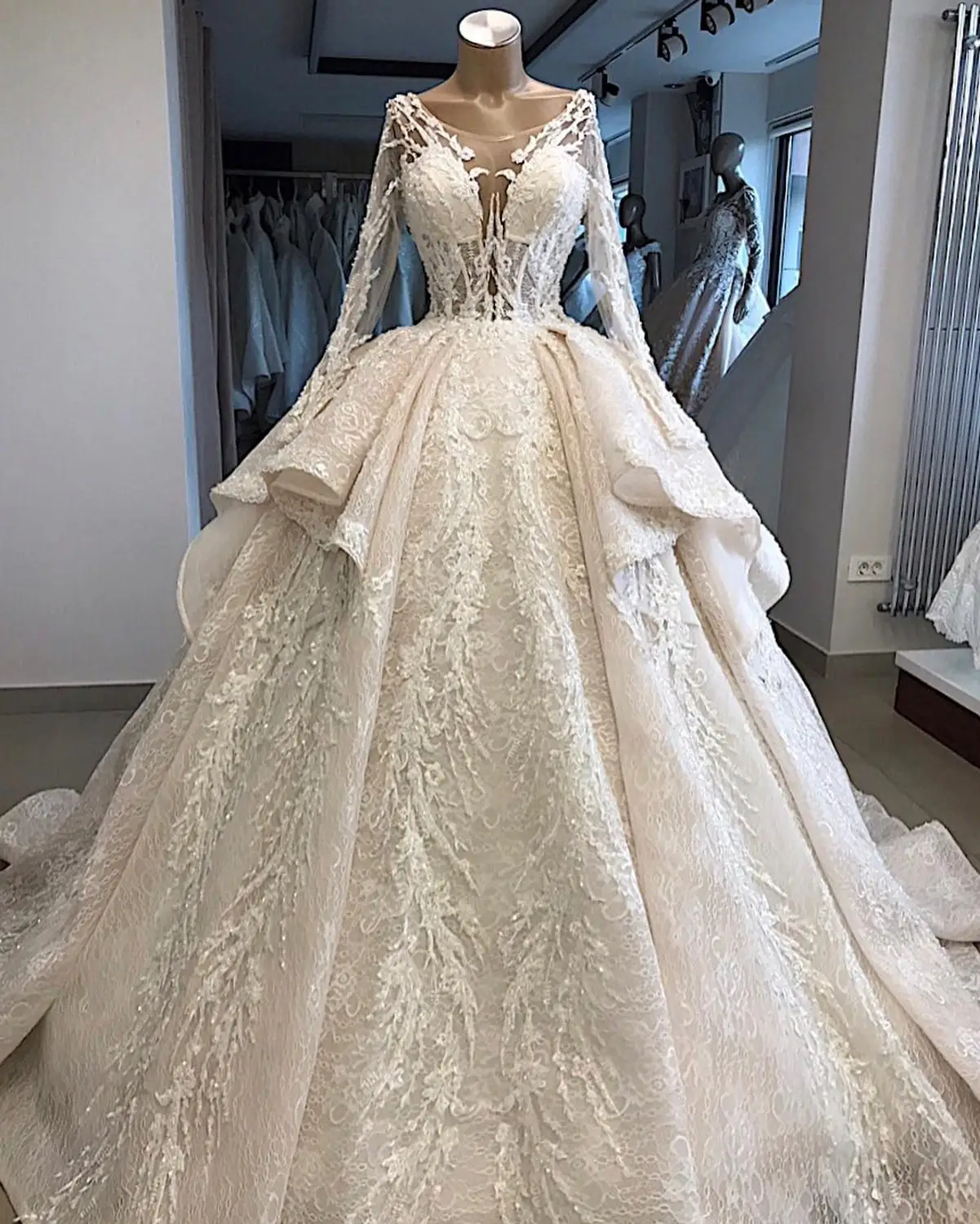 

Vintage Lace Applique Beading Draped Wedding Dress 2019 Chapel Train Long Sleeve Crew Neck Ball Gown Robe De Mariee Elegant