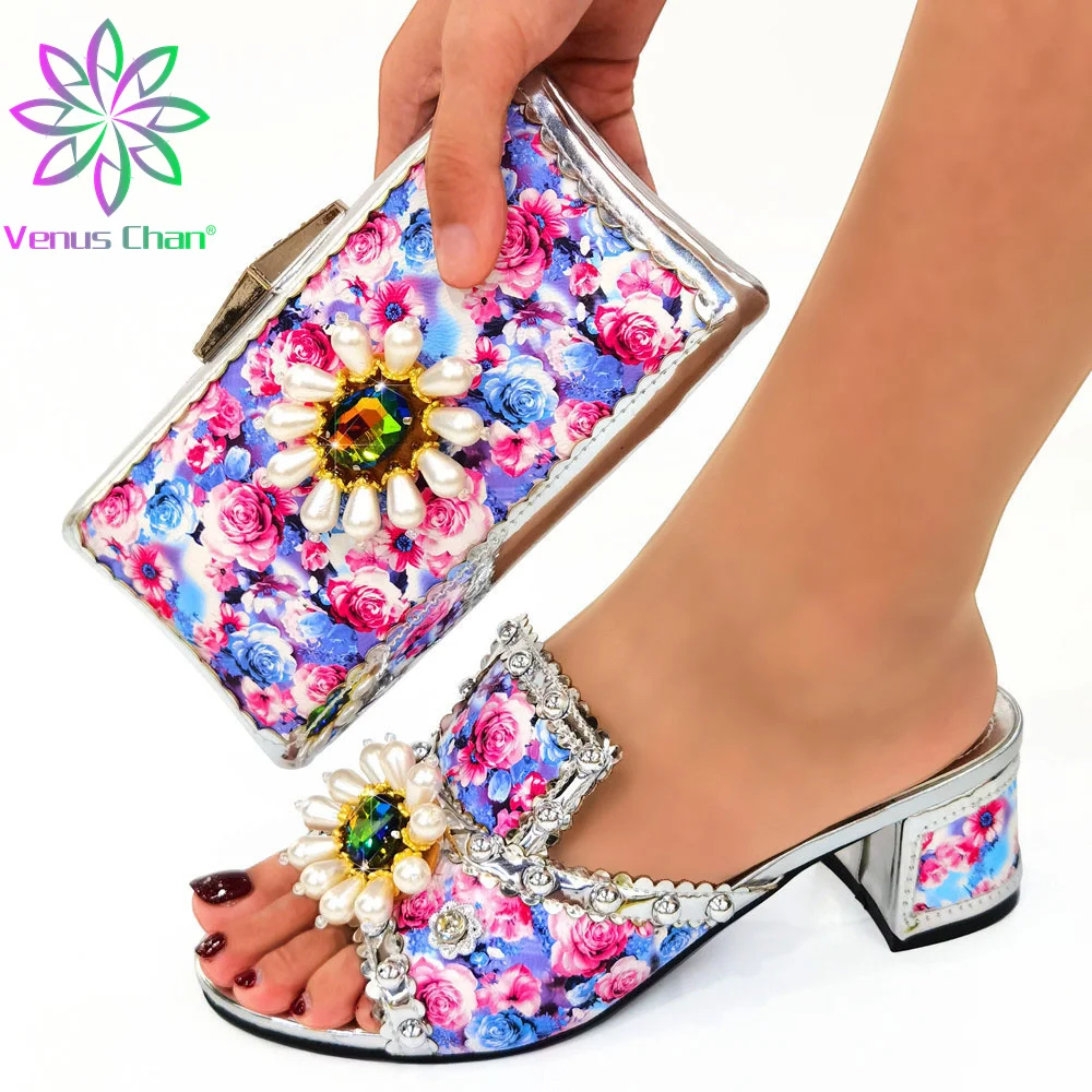 

Удобная дизайнерская женская обувь и сумка в африканском стиле, комплект серебристого цвета с острым носком и сверкающими кристаллами для ...