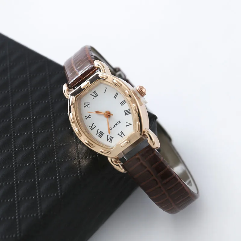 

1PCs Vintage Einfache Frauen Quarz Uhren Uhr Retro Fashion Solid Farbe Faux Leder Dünne Band Gurtband Handgelenk Uhr geschenke