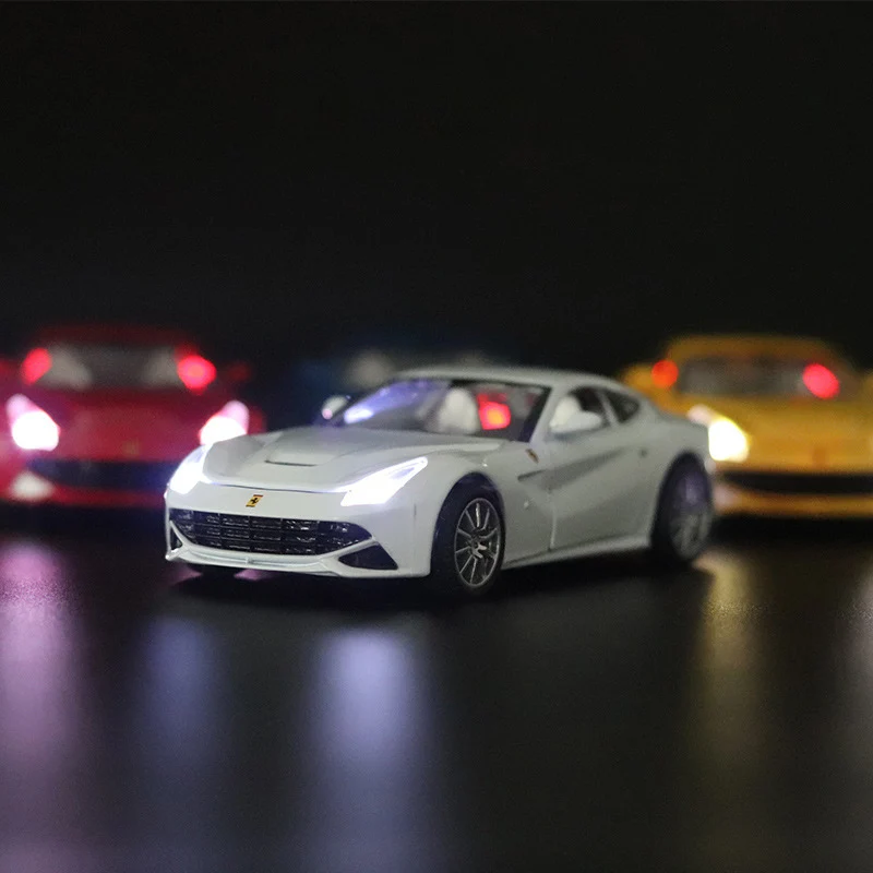 Игрушечный автомобиль из металлического сплава Ferraris F12 в масштабе 1:32 литой и