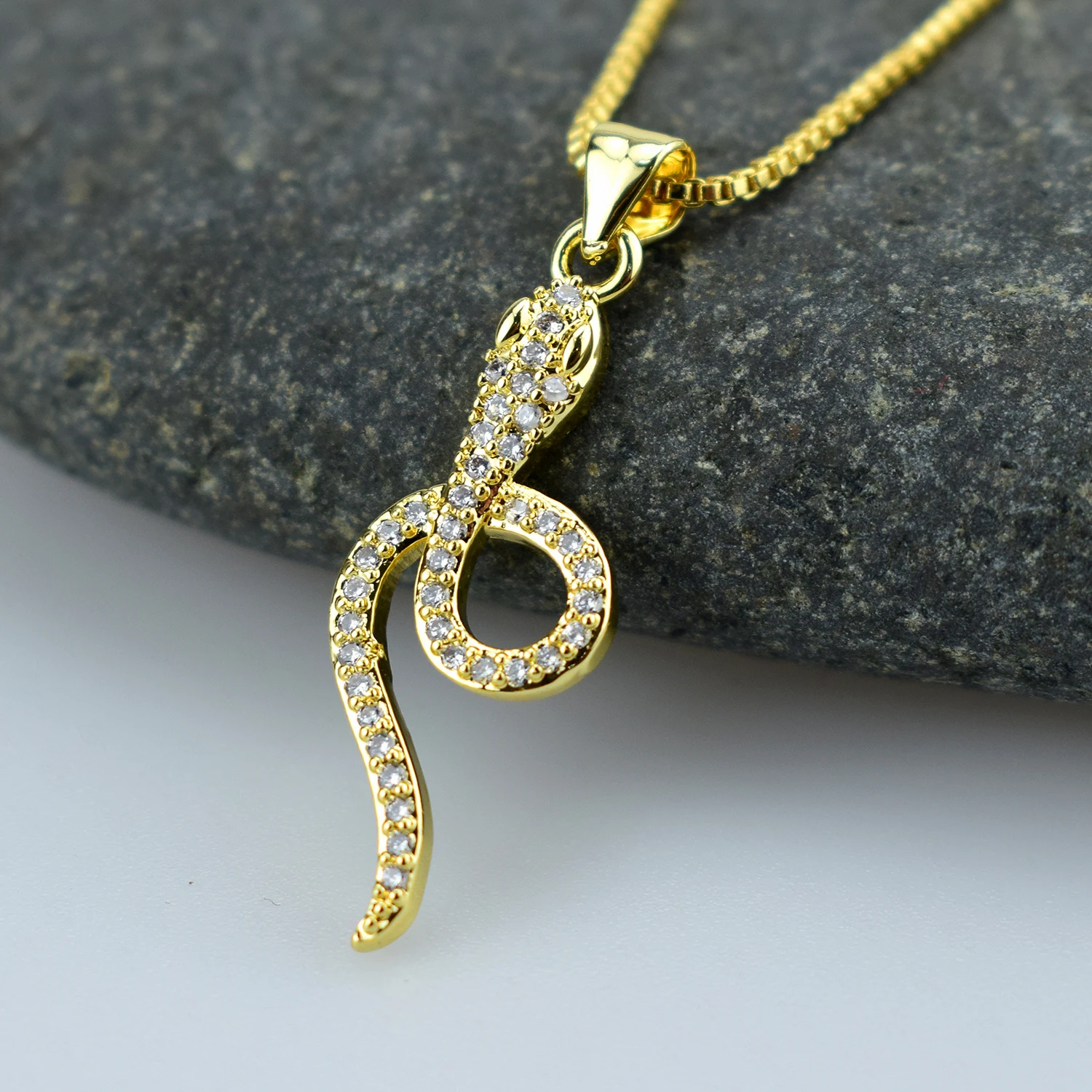 Ожерелье с подвеской в виде змеи золотого цвета белым кубическим