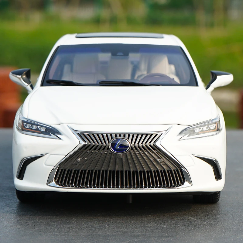 

1:18 Scale Lexus Es Es300h 2019 Diecast Model Car with Samll Gift