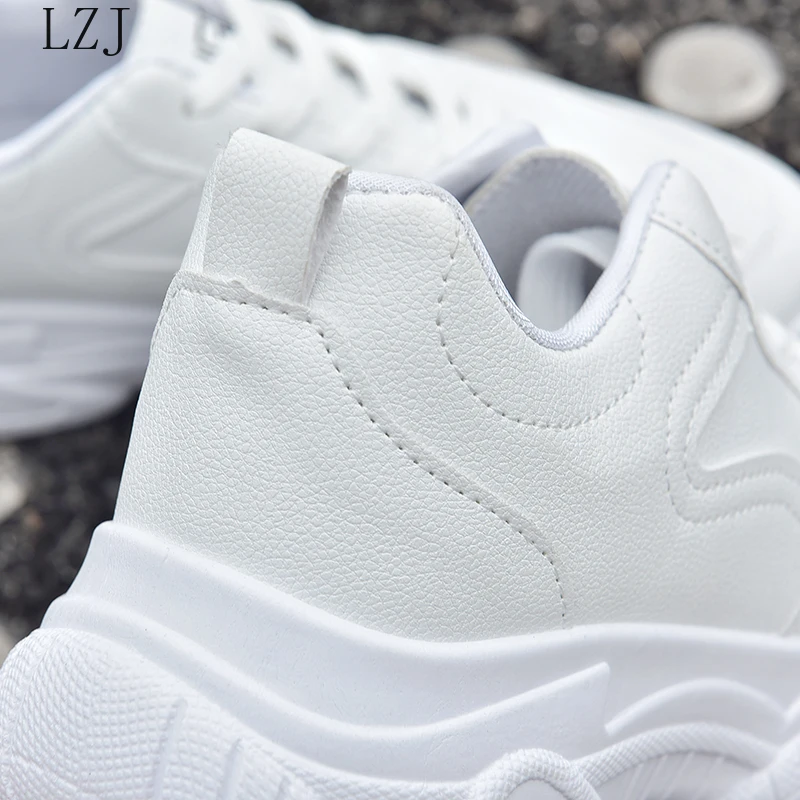 Женские кроссовки из ПУ кожи с сердечками на плоской подошве | Обувь