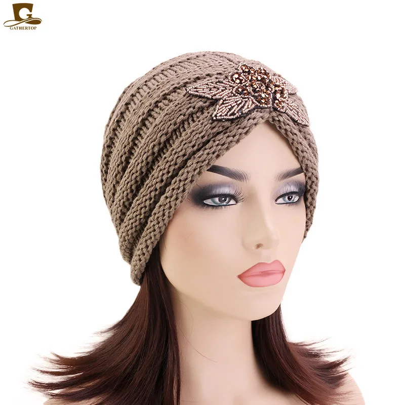 Лыжная мешковатая шапка с цветами украшенная бусинами Модная вязаная