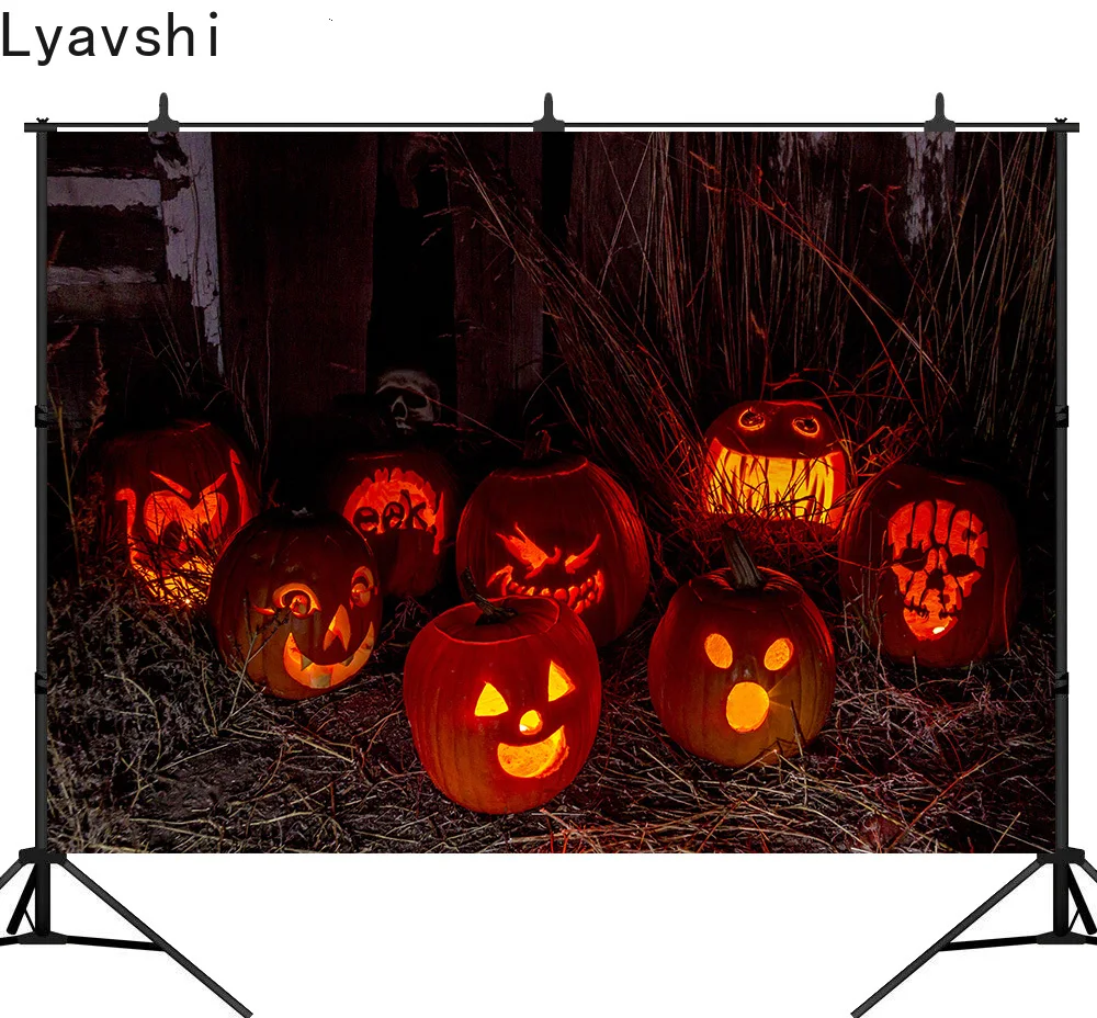 

Lyavshi Хэллоуин фон резные свечи Тыква фонарь с сеном фотография фон
