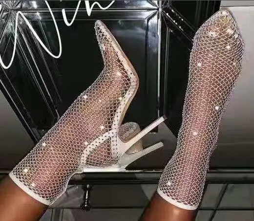 

Хит продаж, белые, черные, блестящие, со стразами, прозрачные, из ПВХ, с острым носком, ремешки на каблуке-шпильке, женские короткие сапоги до ...