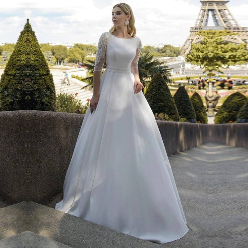 Изысканные свадебные платья трапециевидного силуэта с кружевной аппликацией и