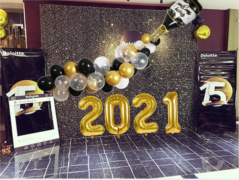 

2021 Happy New Year Party Balloons with Black and Gold Mylar Number Balloons Champagne Bottle Black Gold Transparent Balloon