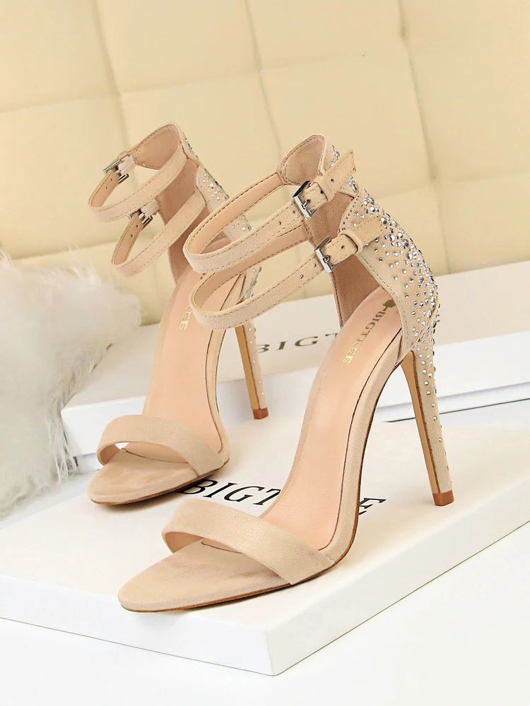 

Женская обувь; Летние босоножки на высоком каблуке; Модная пикантная замшевая обувь для торжеств и педикюра