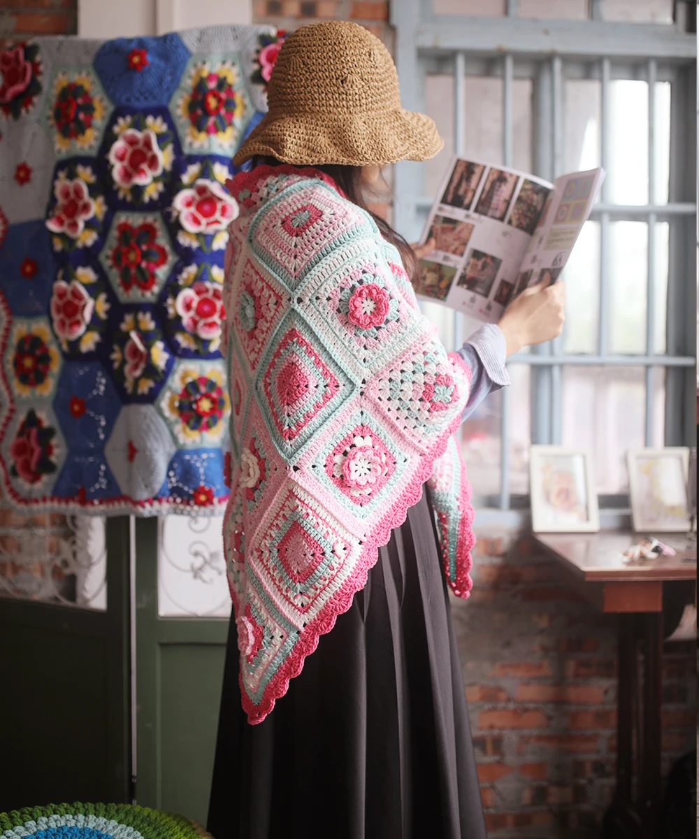 Женский шарф ручной работы вязаный крючком треугольный с розовыми цветами