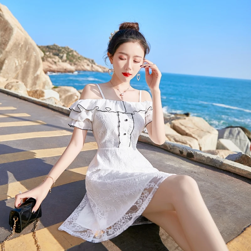 

The new summer 2020 is a white lace dress with a sweet one-line shoulder strap, slimming and slimming beach dress
