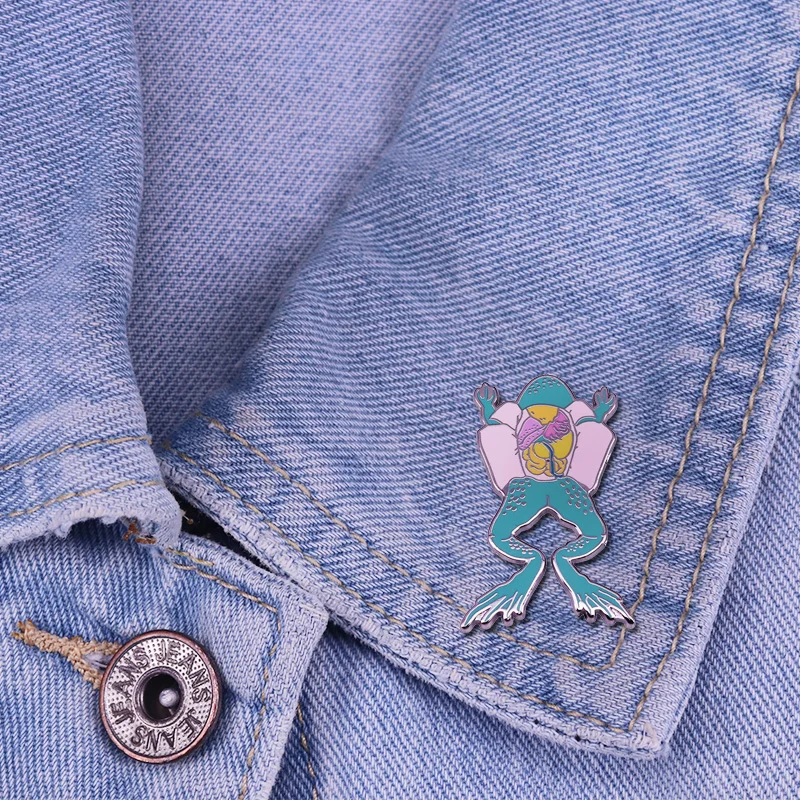 Отличное качество разобранных ребер, груди и сердца лягушки человека - эмалированная булавка на рубашку, сумку или брошь в подарок для врачей и медсестер.