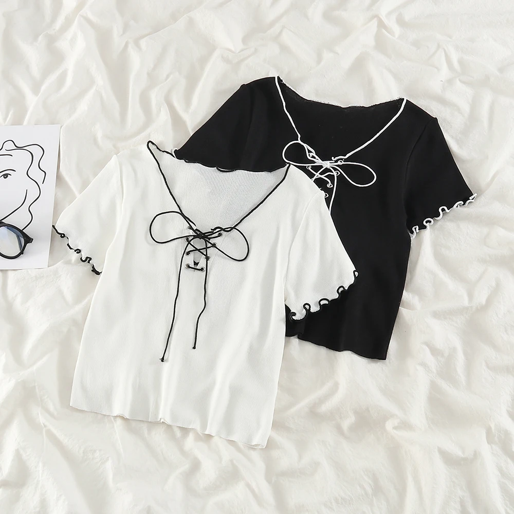 Женская короткая трикотажная футболка белая облегающая контрастных цветов с