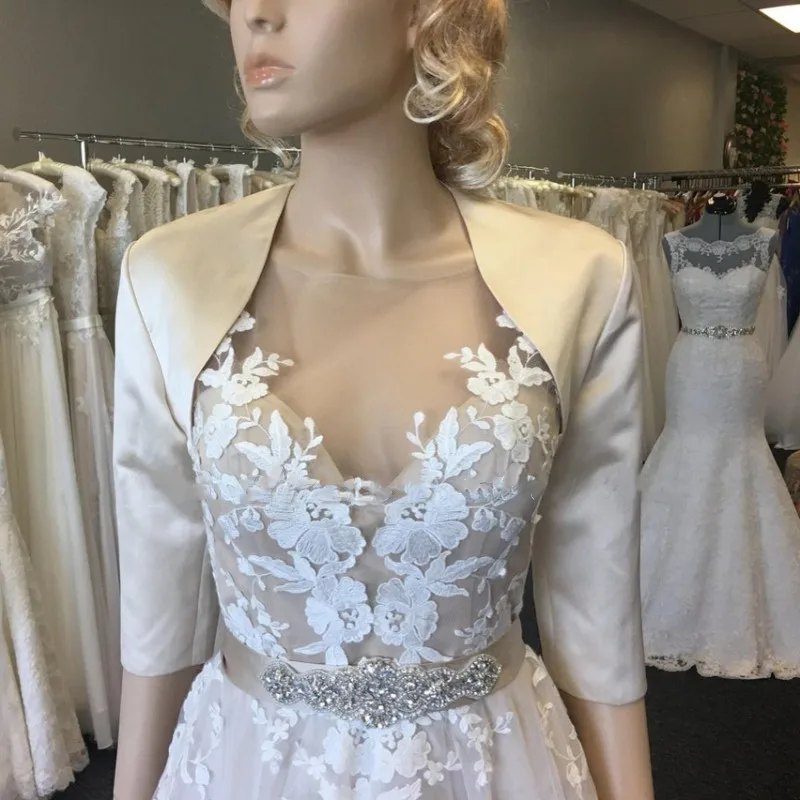 Женская атласная куртка-болеро с рукавом 3/4 в белом и слоновой кости | Свадьбы