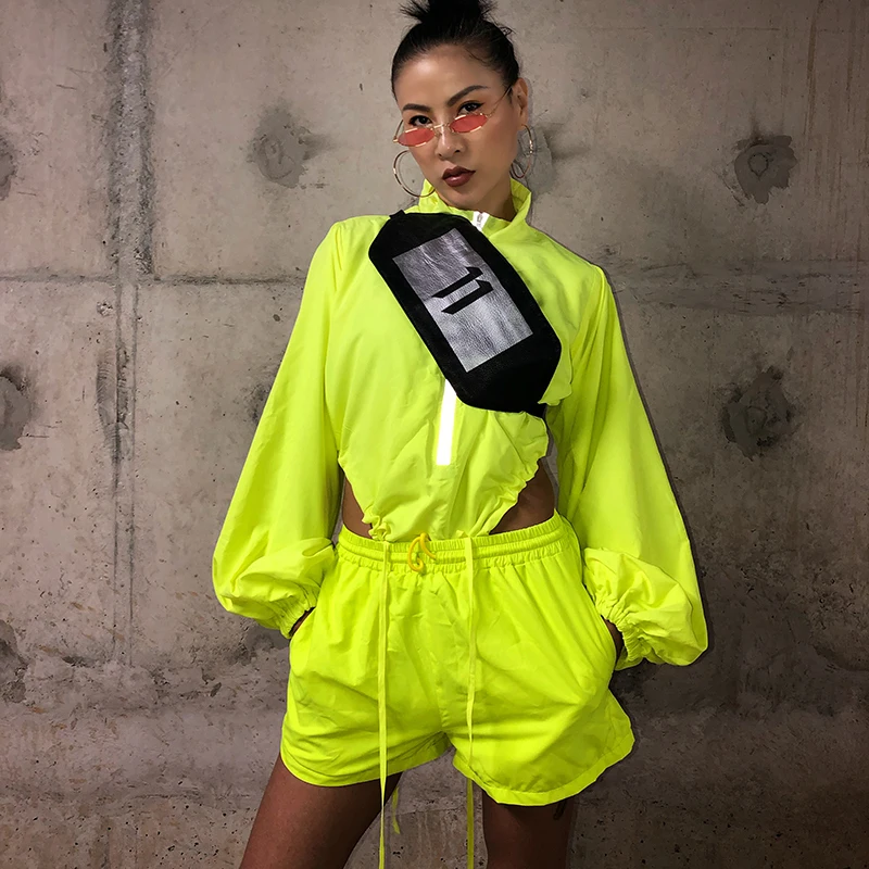 TWOTWINSTYLE комплекты из двух предметов для женщин, стоячий воротник, фонарь, длинный рукав, на молнии, сексуальные комбинезоны, высокая талия, на шнурке, короткие