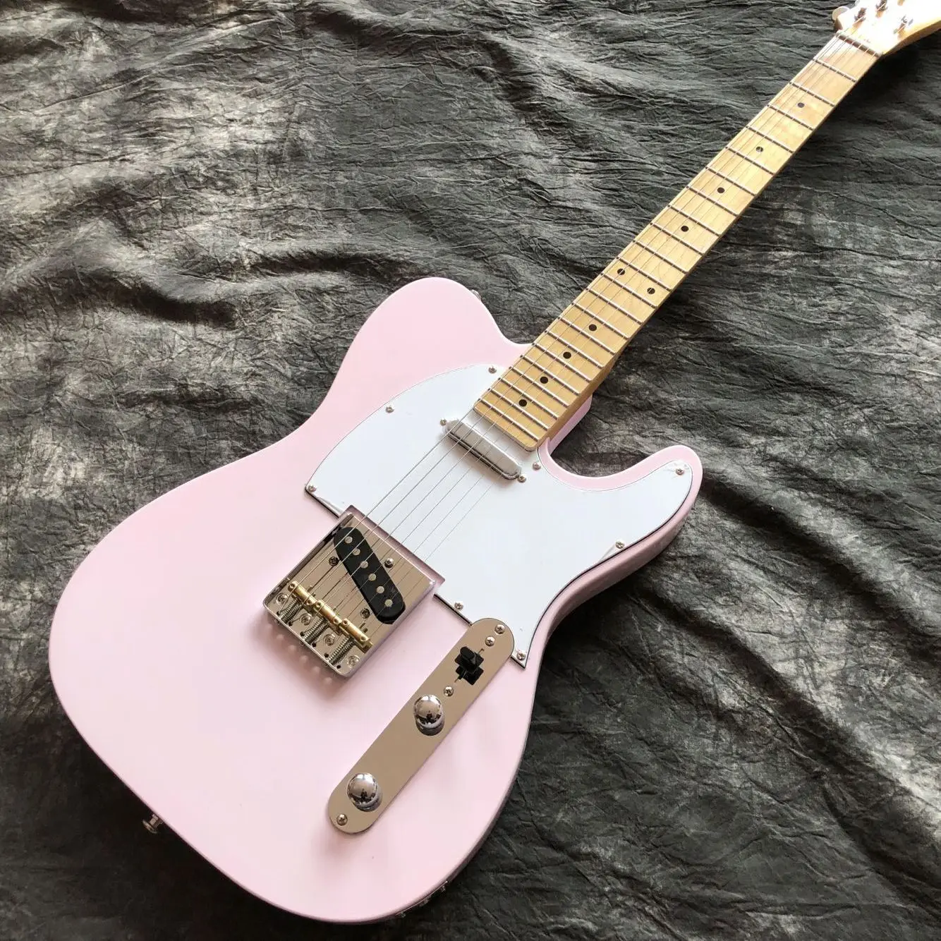 

Electric Guitar,Pink color 6 Stings Guitarra.Maple fingerboard.High Quality Pickups.Real Photos