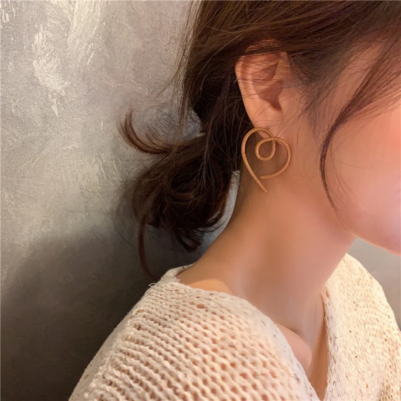 Новый дизайн любовь много-круг пустотелые серьги гвоздики сладкий в форме сердца