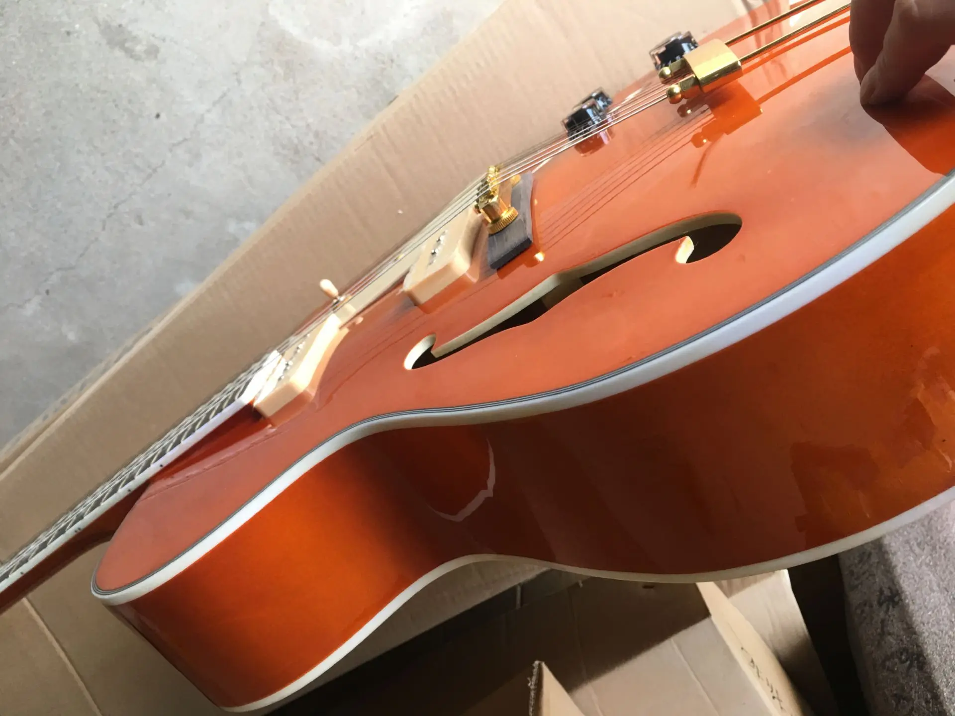 Verkaufen Freies Verschiffen Chinesische Factory Custom Neue Orange Sunburst Hohl Körper Maple TOP Doppel F Loch Jazz Elektrische Gitarre 915