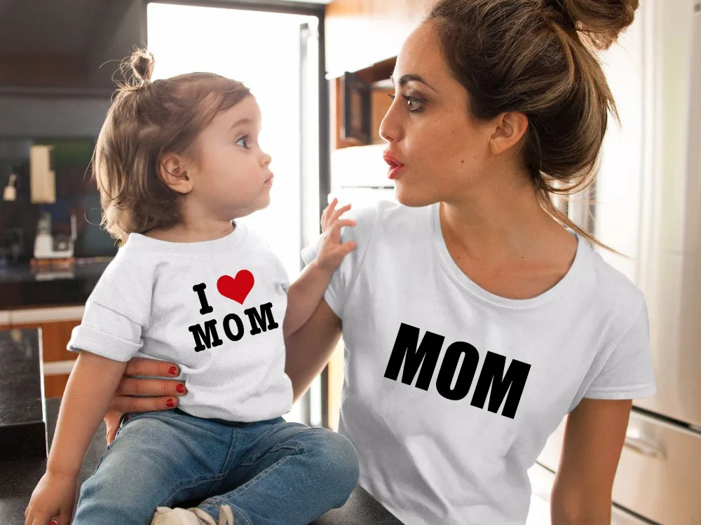 Футболка для мамы и дочки с надписью Love Mom and Me одинаковые комплекты семьи модные