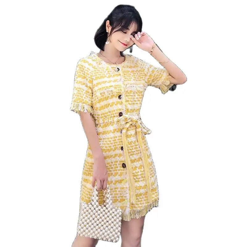 Женское твидовое платье с поясом и кисточками маленькое из твида круглым вырезом