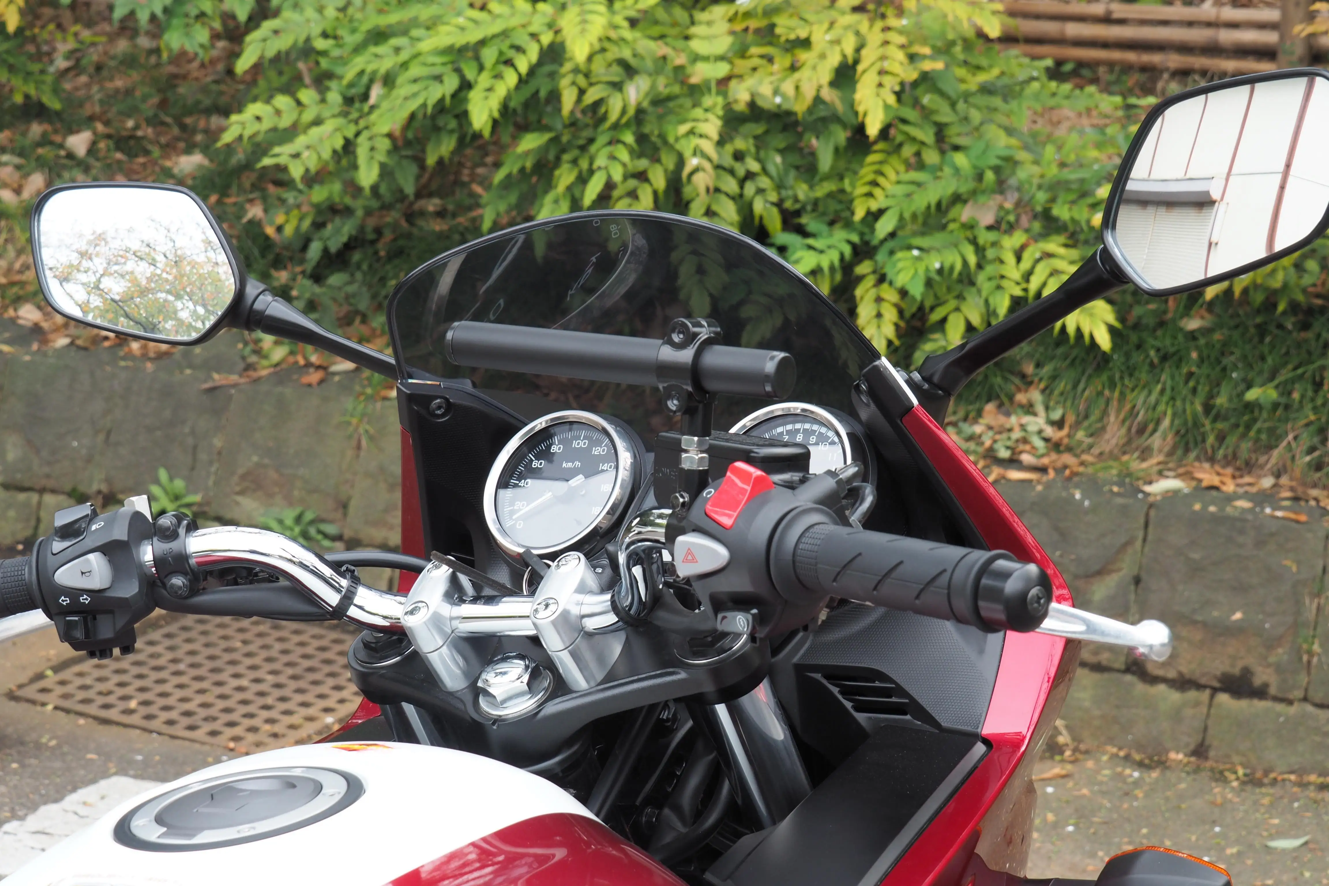 

Motorcycle handle bar mount to attach the smartphone around the handle
