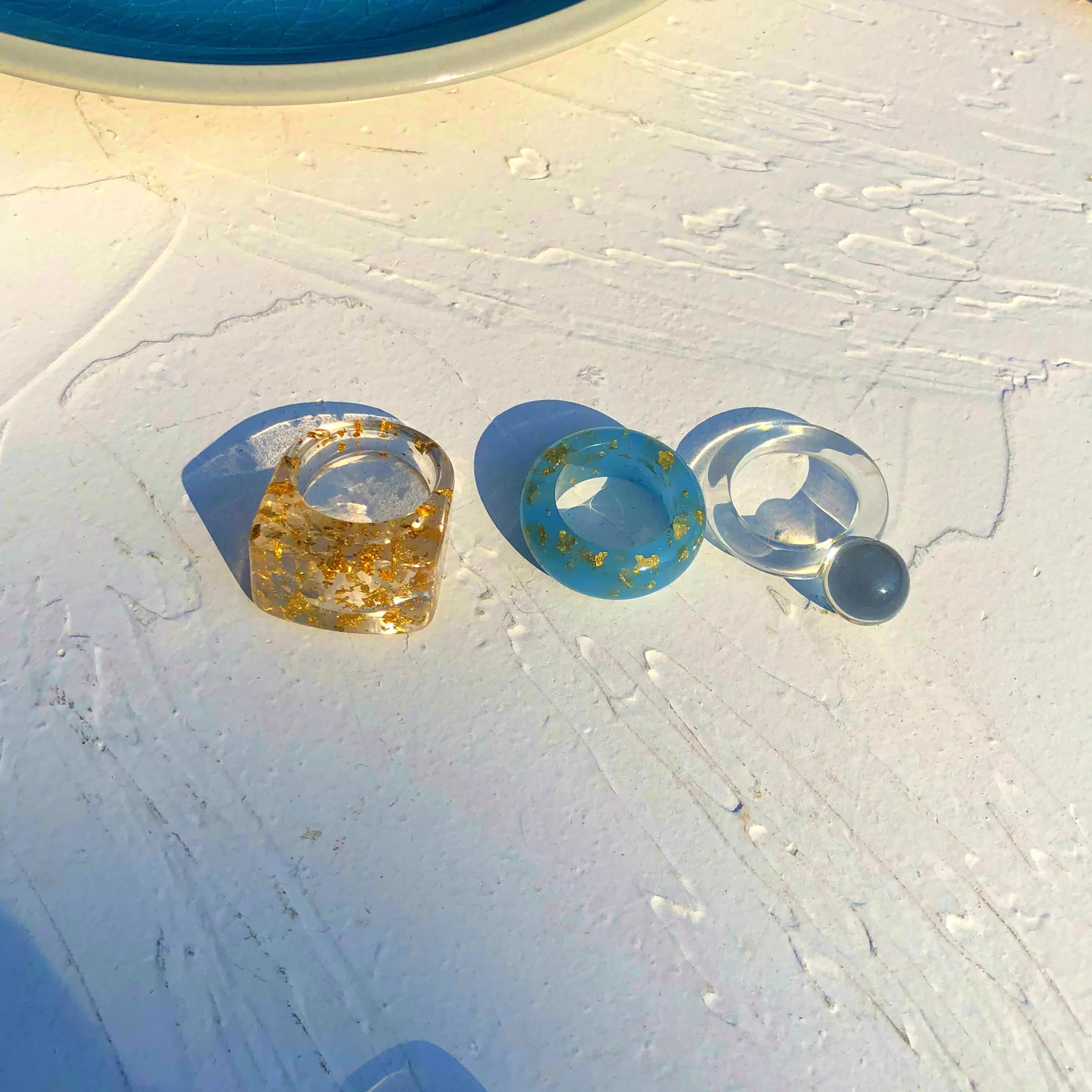 Комплект колец из прозрачного акрилового каучука с синими геометрическими