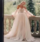Свадебное платье блестящее цвета шампанского с пышными рукавами и открытыми плечами
