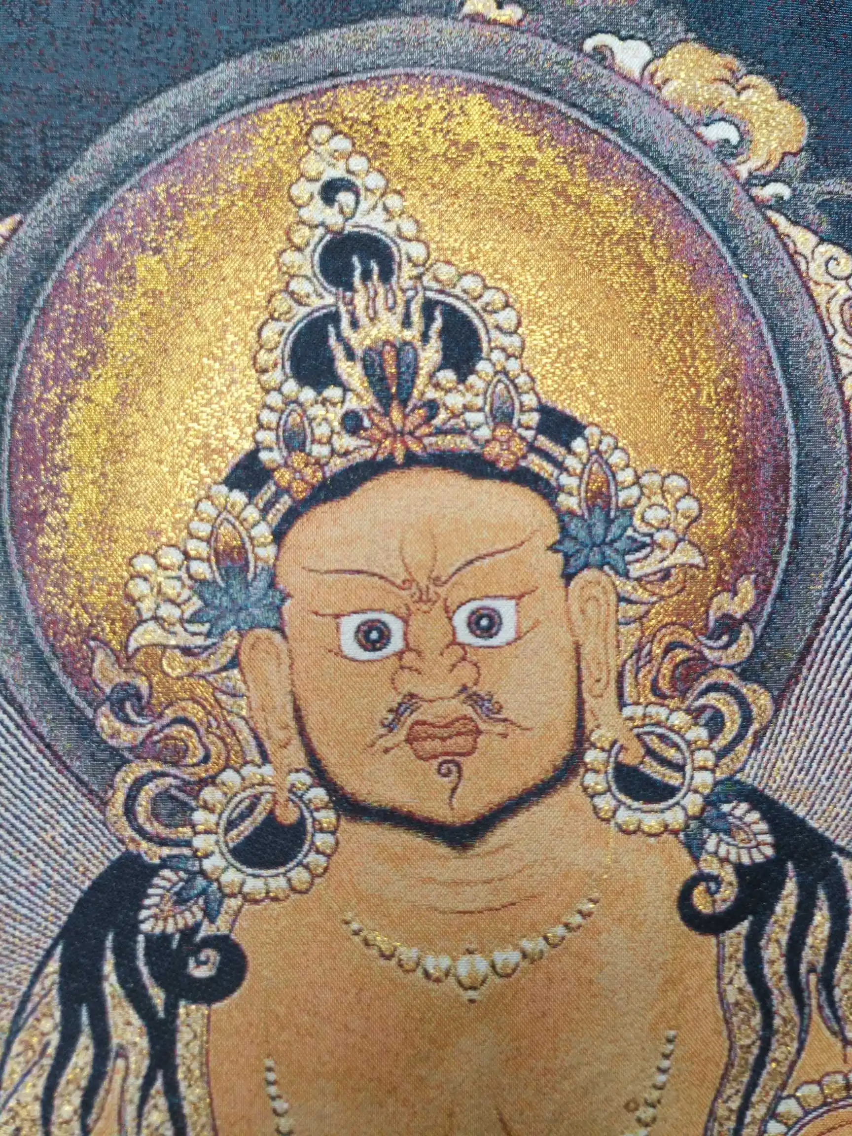 Тангка Тибетского буддизма с изображением желтого бога богатства Джамбхалы, вышитая на шелке.