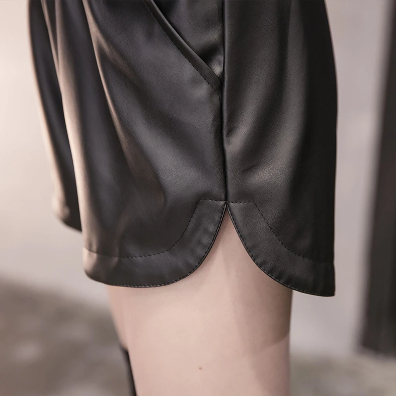 Женские шорты из искусственной кожи черные повседневные свободные с карманами