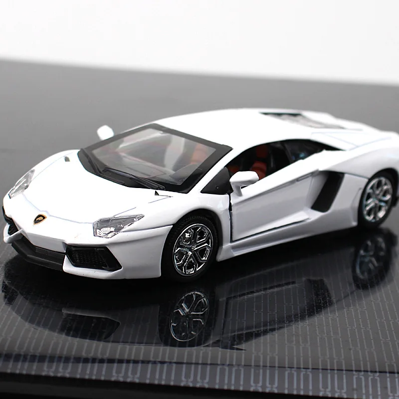 Модель спортивного автомобиля из сплава модель с натяжным маятником спортивный