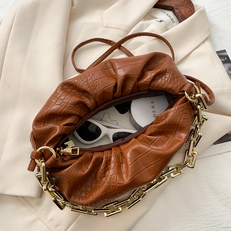 

2021 New Women Fashion Trend Thick Chain Hobos Shoulder Bag Famous Brand Designe Crocodile Pattern Handbag Lady Cloud Clutch Bag
