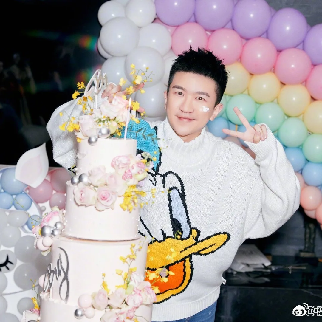 

2021 New Disney Donald Duck Sweater Hoodies Sweatshirts harajuku Autumn Winter Men's clothing Male Loose Tops Casual Fashion