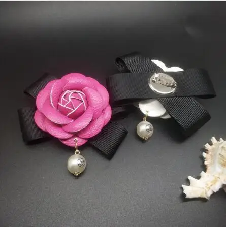 IN Stock Female All Match Charm Camellia Flower Brooch Quality Leather Black&White&Rose&Mix Cloth Bow Pearl Women Diy Brooches - Окраска металла: rose