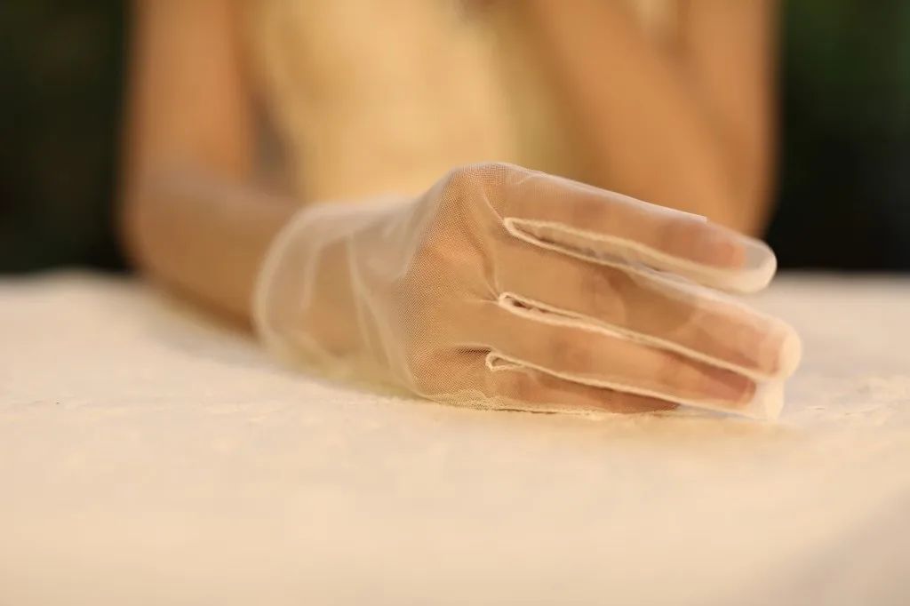 

Full Finger White Bridal Gloves Elegant Simple Classic Short Wedding Gloves Bride Wedding Dress Women's Gloves For Wedding Party