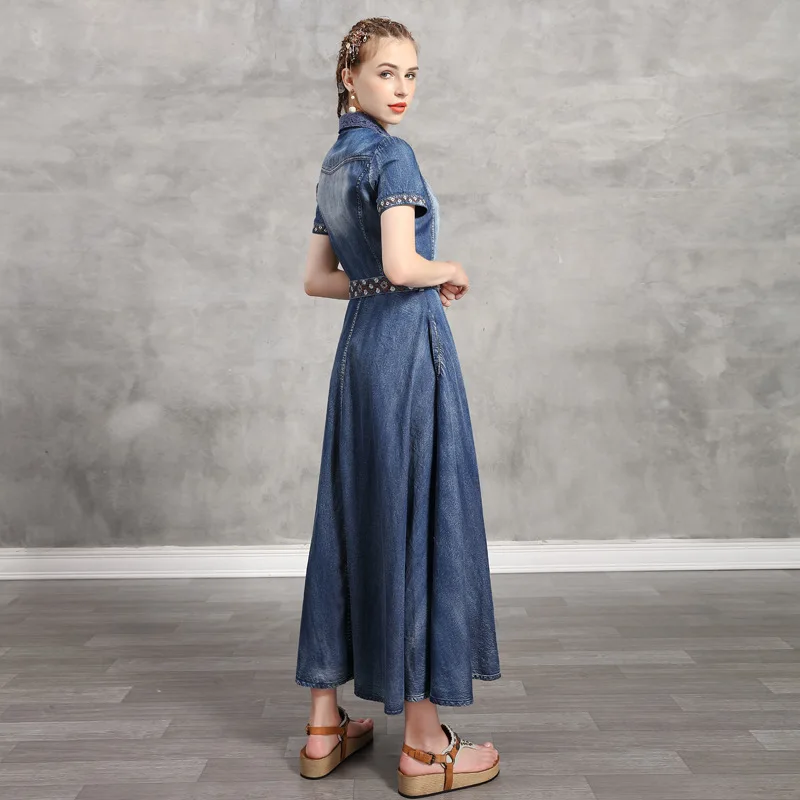 Женское джинсовое платье с поясом однобортное из джинсовой ткани вышивкой в