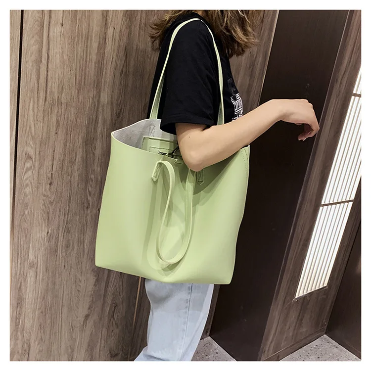 

2019 the new retro large capacity tot bag is simple, single shoulder slanted female bag