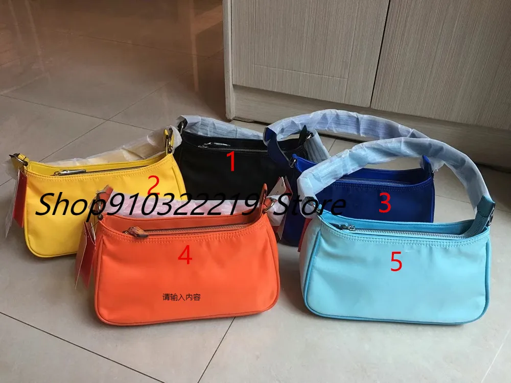 

The new female oblique satchel semicircle package of high quality