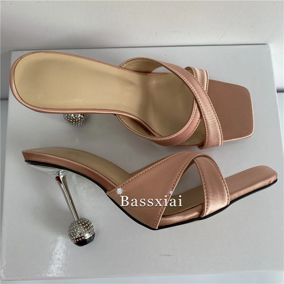 Сандалии женские на странном каблуке атласные туфли без задника с хрустальным