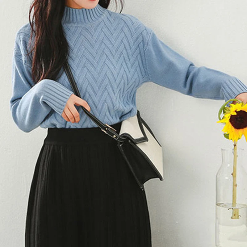 Женский свитер однотонный вязаный с воротником-хомутом на осень и зиму