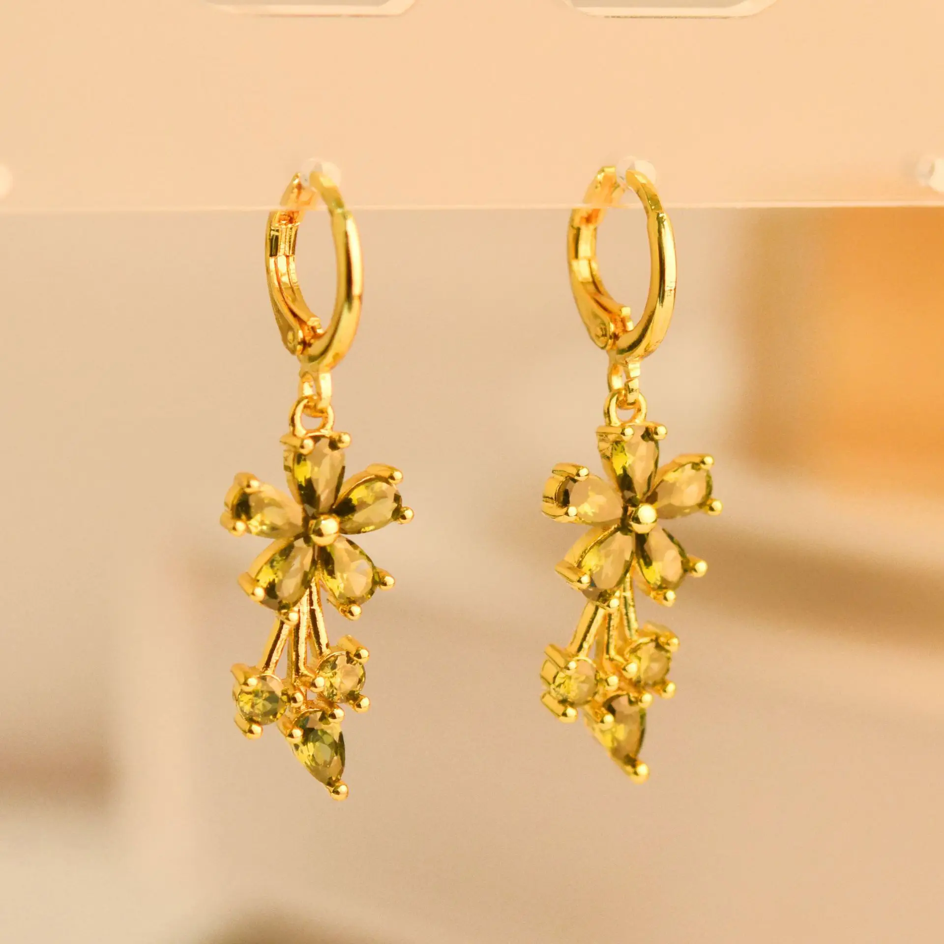 Кольцо покрытое 18 каратами золота инкрустированные в форме капель воды груша