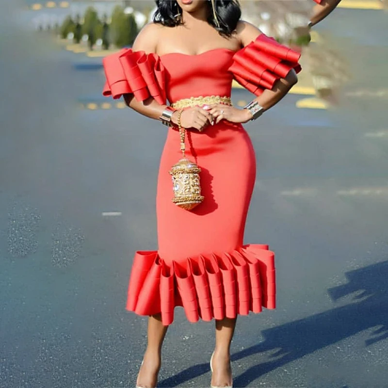 Женское облегающее платье футляр средней длины с открытыми плечами