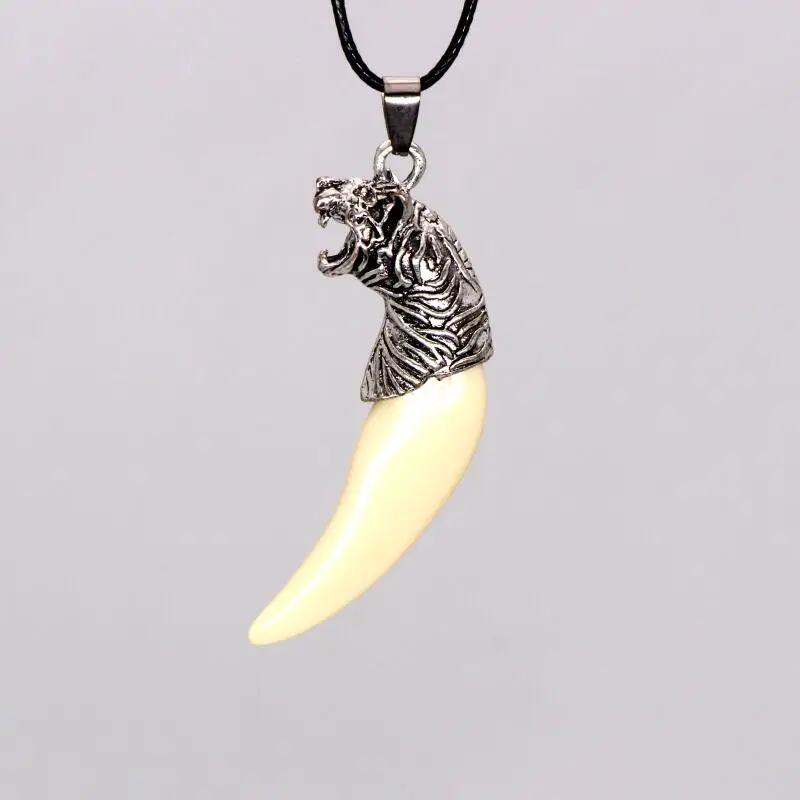 

Имитация зуба волка, Автомобильная подвеска, украшение для зеркала заднего вида автомобиля, подвесное украшение, аксессуары для интерьера, подарки, Стайлинг автомобиля