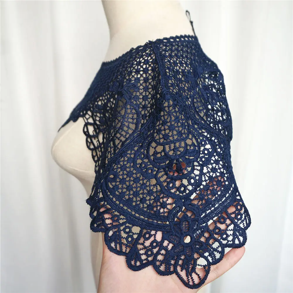 Воротник из цельной ткани темно синего цвета вырезанная вышивка аппликация